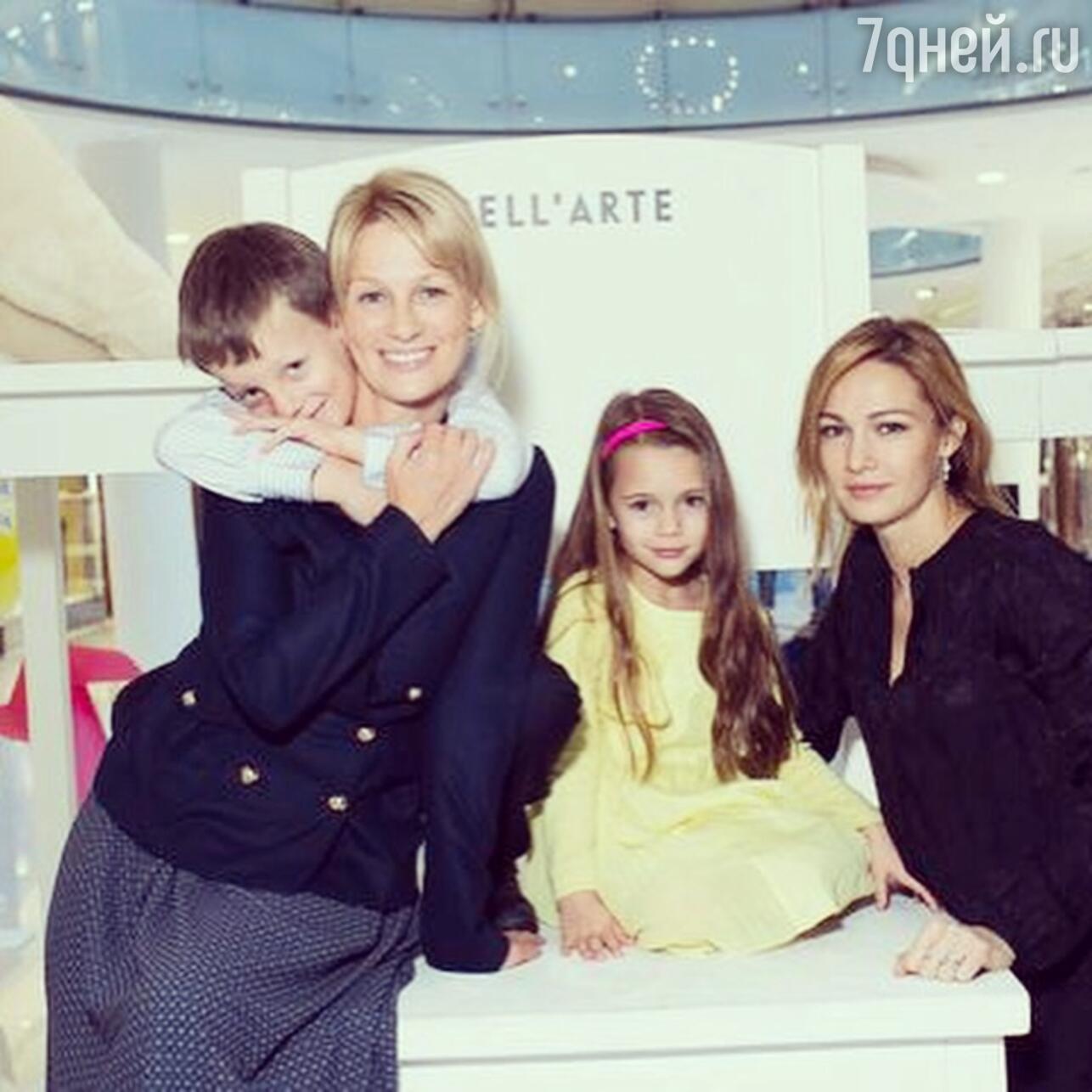 Юлия Ромашина с сыном Даней и Евгения Брик с дочкой Зоей
