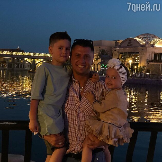 Павел Прилучный с сыном Тимофеем и дочкой Мией