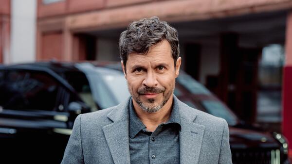 50-летний Деревянко устроил пиратскую вечеринку — драгоценности, шляпа и молодая жена