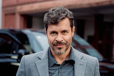50-летний Деревянко устроил пиратскую вечеринку — драгоценности, шляпа и молодая жена