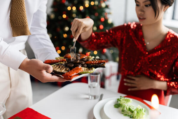 Спасет от переедания: с какого блюда стоит начинать новогоднее застолье