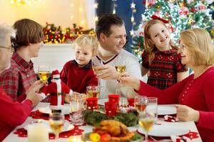 Новогодний стол с ребенком: какие продукты и блюда можно давать малышам
