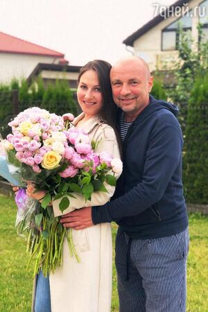 в каком году развелись навка и жулин. 42. в каком году развелись навка и жулин фото. в каком году развелись навка и жулин-42. картинка в каком году развелись навка и жулин. картинка 42. Известный тренер Александр Жулин и фигуристка Татьяна Навка развелись в 2008 году, но только сейчас спортсмен решился откровенно рассказать о том, что же разрушило их брак. Он полагает, что их семейная жизнь начала разваливаться после переезда из США в Москву, когда уютный размеренный семейный быт сменился суматошными буднями столицы.
