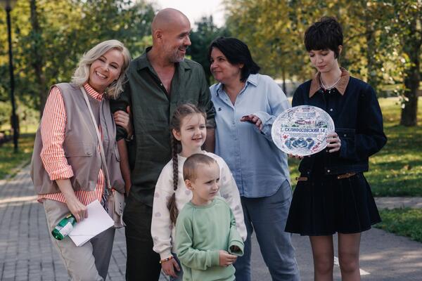 Максим Аверин и Мария Куликова вернулись к своим ролям в 14-м сезоне «Склифосовского»: кадры со съемок