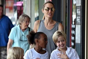 Анджелина Джоли сходила с детьми в книжный магазин