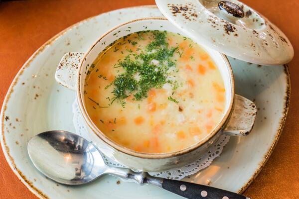 Яркий сливочный вкус: как приготовить сырный суп с картофелем и фасолью — легкий способ накормить семью