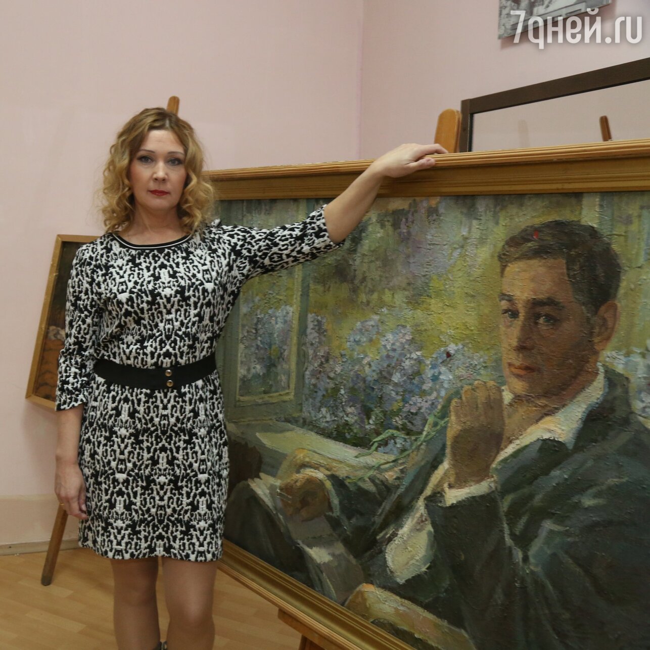 Анна Тихонова у портрета отца