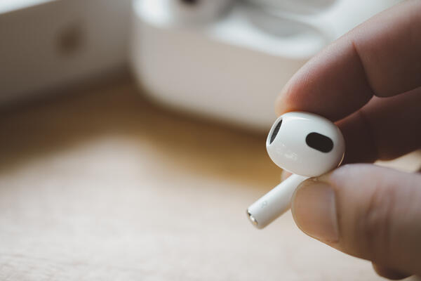 Частые ошибки при использовании беспроводных наушников — следите за зарядкой и контактами