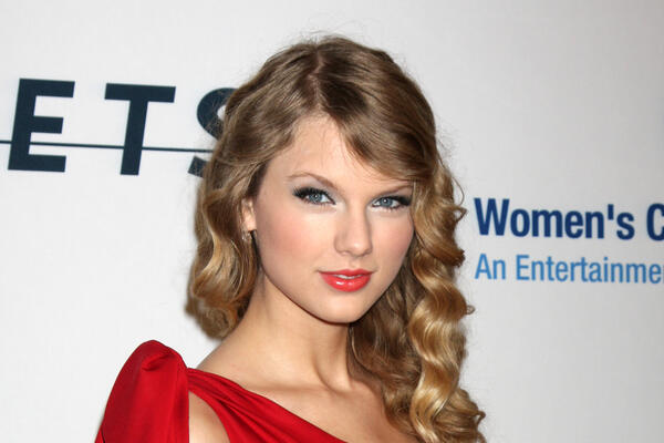 Тейлор Свифт покупает сказочный замок