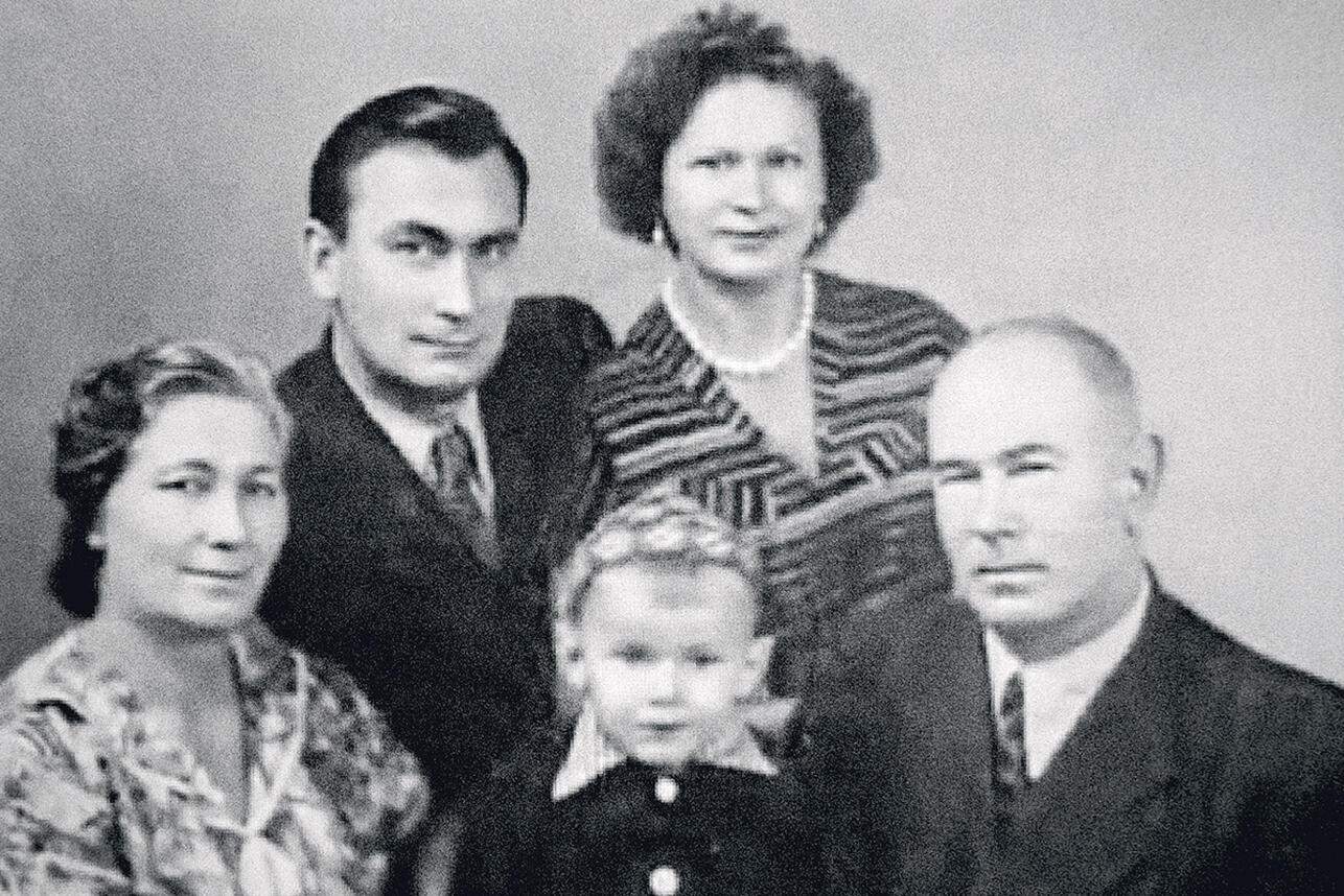 Владимир Самойлов с родителями, женой и сыном 