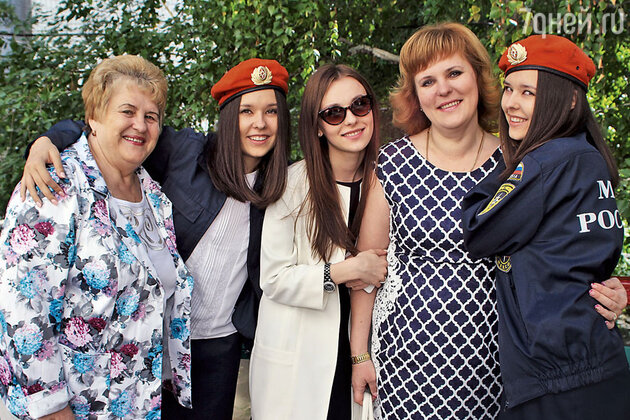 С бабушкой Надеждой Исаевной, мамой Ириной Геннадьевной и сестрами Юлей и Катей