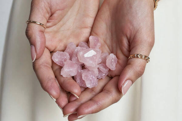 Мощный проводник энергии любви: астролог Гюлеч назвала главный оберег 2025 года