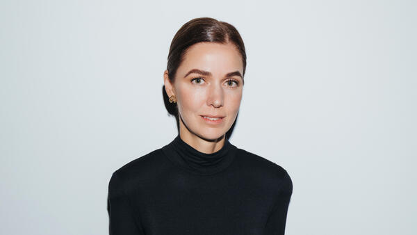 Алена Ахмадуллина открывает выставку в честь 25-летия творчества