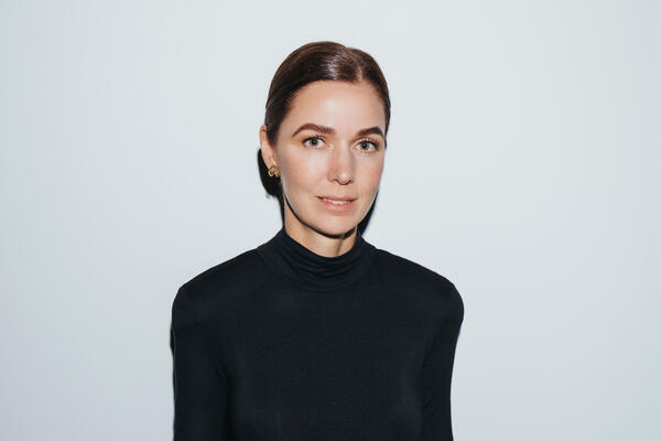 Алена Ахмадуллина открывает выставку в честь 25-летия творчества 