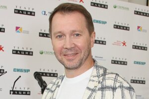 Красотка в игривом платье: с кем обнимался Миронов на своем юбилее
