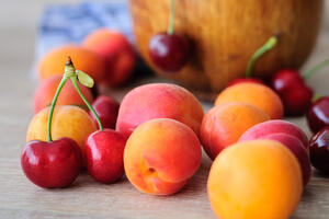 Иммунолог: «березовые» аллергики должны быть осторожны летом с персиками и вишней