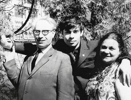 С матерью Раисой Ильиничной и отцом Залманом Шмуиловичем. 1971 г.