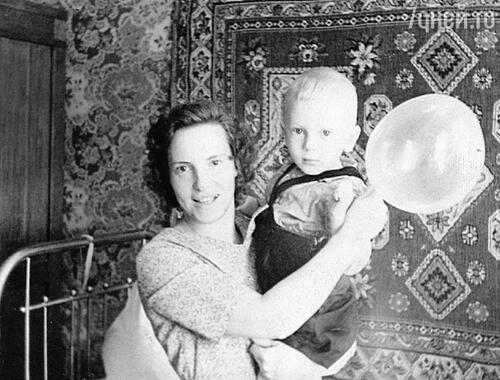 С мамой Зинаидой Ивановной. 1959 г.