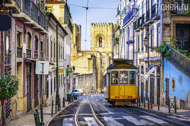 Стабильная экономическая ситуация, прекрасные условия для пляжного отдыха и других развлечений — все это привлекает в Португалию не только туристов, но и желающих купить там недвижимость