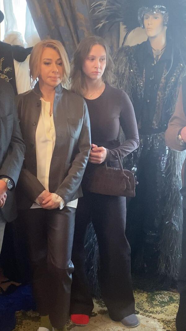 РљР&deg;Рє СЃР&micro;Р№С&Dagger;Р&deg;СЃ РІС&lsaquo;РіР&raquo;СЏРґРёС&sbquo; 24-Р&raquo;Р&micro;С&sbquo;РЅСЏСЏ РґРѕС&Dagger;СЊ РђРїРёРЅРѕР№, СЂРѕР&para;РґР&micro;РЅРЅР&deg;СЏ РѕС&sbquo; СЃСѓСЂСЂРѕРіР&deg;С&sbquo;РЅРѕР№ РјР&deg;С&sbquo;Р&micro;СЂРё вЂ&rdquo; СЂР&micro;РґРєРёР№ РІС&lsaquo;С&hellip;РѕРґ РІ СЃРІР&micro;С&sbquo;