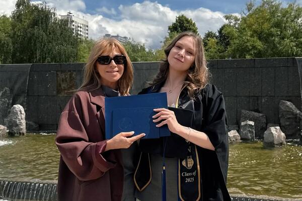 Как сейчас выглядит 24-летняя дочь Апиной, рожденная от суррогатной матери — редкий выход в свет