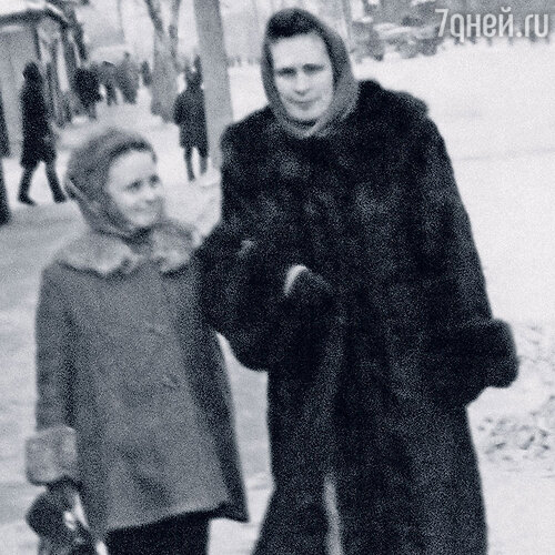 С мамой. Жили мы очень скромно, голодно, в коммуналке. Мой педагог по хореографии и его жена, которые были из сосланных, очень меня любили