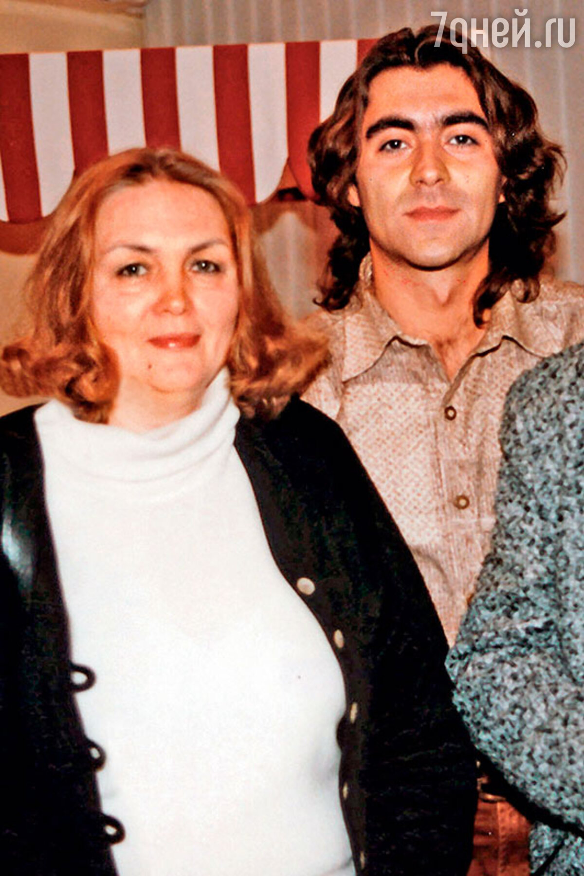 Орыс қыздары попуга алады (порно)