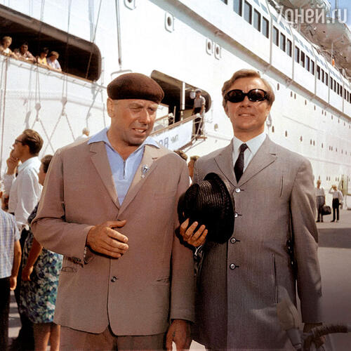 Андрей Миронов с Анатолием Папановым в фильме «Бриллиантовая рука». 1968 г.