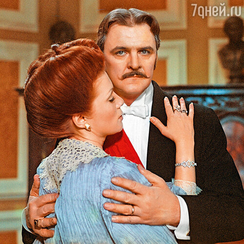 «Мы говорили по телефону о спектакле с его участием, и Юрий Васильевич совершенно спокойно сказал: «Советую тебе как можно быстрее посетить этот спектакль. Я скоро уйду…» Он относился к этому спокойно. А через месяц его действительно не стало…» Анна Твеленева и Юрий Яковлев в фильме «Идеальный муж». 1980 г.