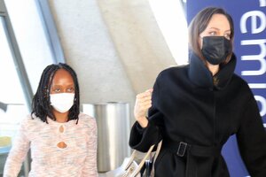 Стильно одетую Анджелину Джоли засняли в аэропорту с  ее дочкой 