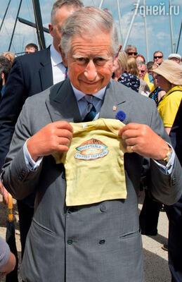 Принц Чарльз приготовил для внука подарок — футболочку, до которой малышу еще нужно дорасти