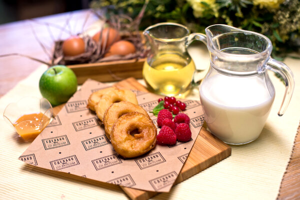 Яблочные пончики «Для папы»: рецепт от ведущей Елены Усановой