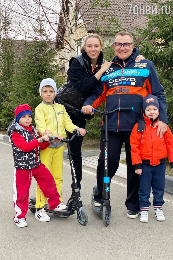 Дмитрий Дибров с женой Полиной и детьми