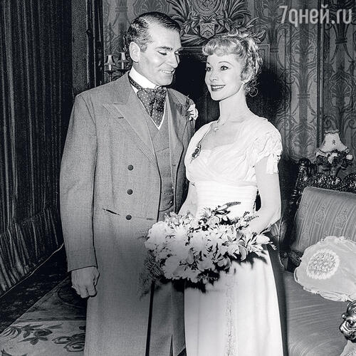 Фотографии бывшего мужа всегда стояли у нее в спальне. Вивьен говорила, что предпочла бы короткую жизнь с Ларри, чем долгую без него  С Лоуренсом Оливье. 1953 г.