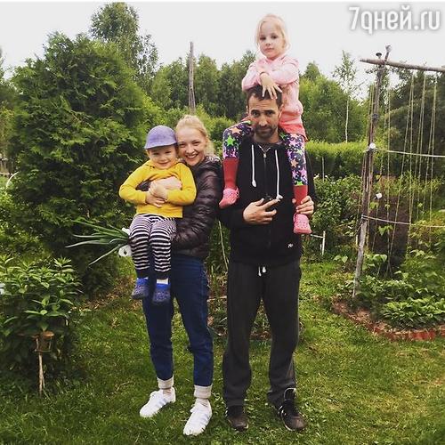 Екатерина Вилкова и Илья Любимов с сыном Петром и дочерью Павлой