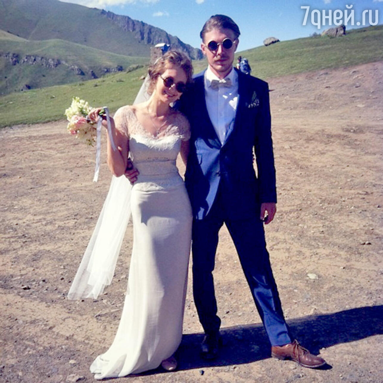 Актеры Никита Ефремов и Яна Гладких сыграли свадьбу.