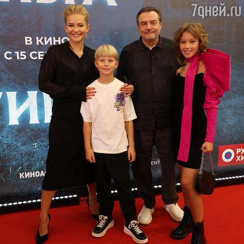 Юлия Пересильд и Алексей Учитель с детьми