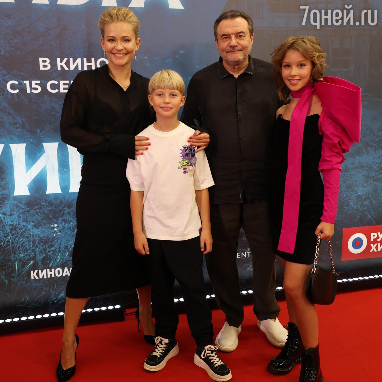 Юлия Пересильд и Алексей Учитель с детьми — фото