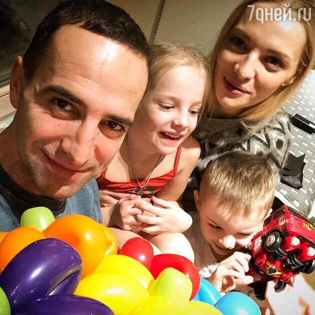 Екатерина Вилкова с мужем Ильей Любимовым и детьми Павлой и Петром