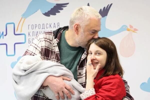 79-летняя Татьяна Васильева без парика приехала в роддом к невестке
