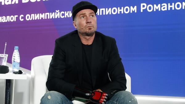 Костомаров появится в фильме вместе с женой и детьми — показали реальную историю