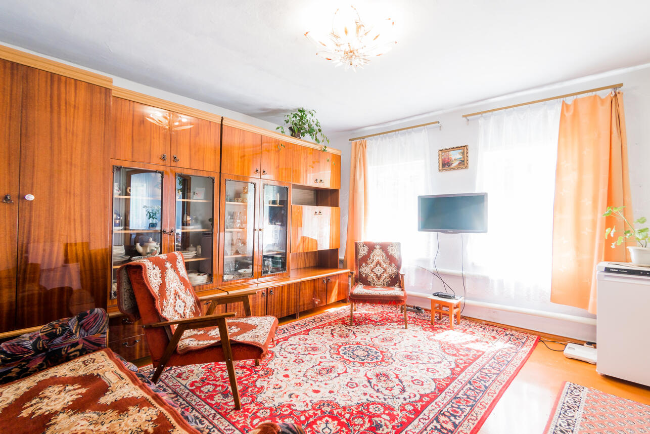 вещи из СССР, советский интерьер, ковер на стене, хрусталь СССР, сервант советский, торшер с абажуром, часы с кукушкой, ностальгия по СССР, винтажный интерьер, предметы быта СССР