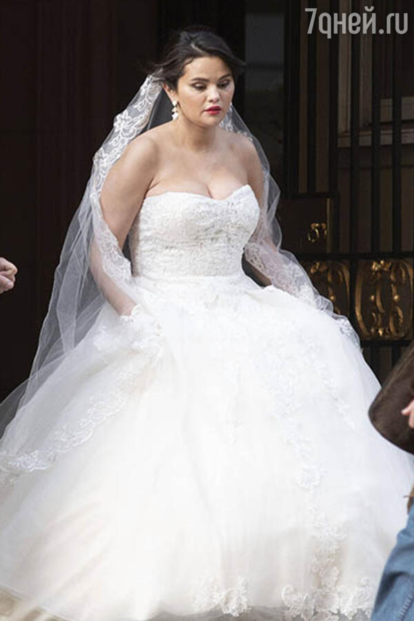 Селена Гомес в свадебном платье