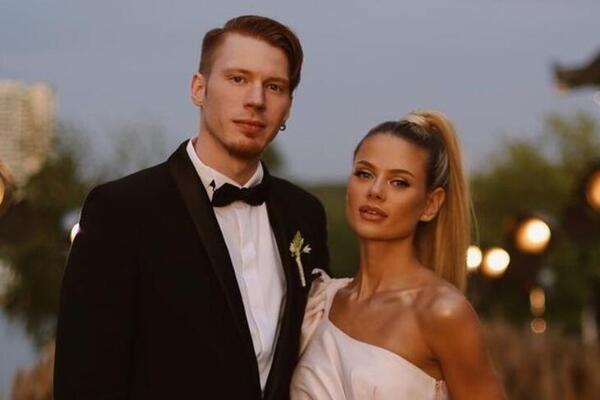 Вернувшаяся в Россию жена Преснякова нарушила дресс-код — тут ей не Калифорния
