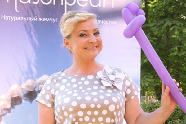 Образ дня: Светлана Пермякова в платье в горошек