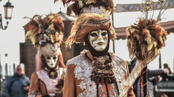 На фоне карнавала: Венеция столкнулась с необычным природным явлением