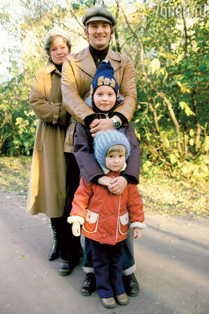 Владислав Третьяк с женой Татьяной, сыном Димой и дочкой Ирино