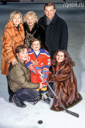 Владислав Третьяк с дочкой Ириной, женой Татьяной, сыном Дмитрием, внуком Максимом и невесткой Натальей