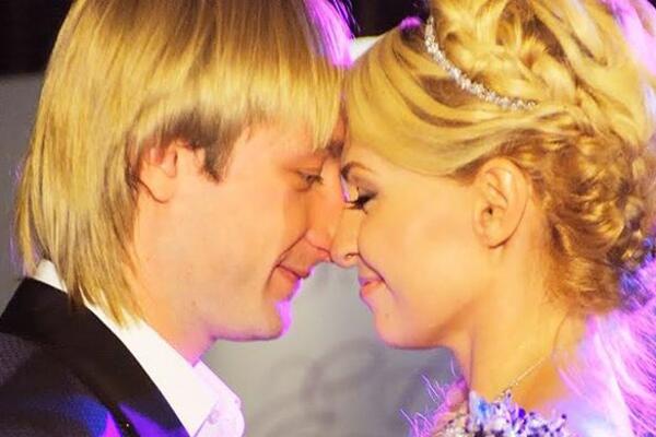 «Платье по цене квартиры»: Яна Рудковская с мужем отмечают годовщину свадьбы