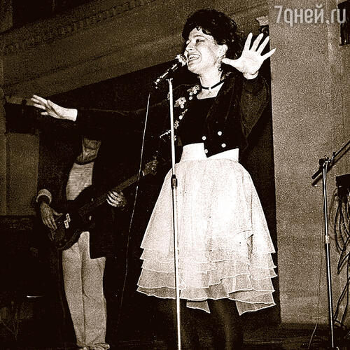 Да и кто бы посмел! Серьезная точка под надзором КГБ, всюду «уши», люди из органов